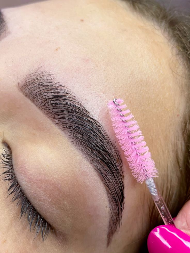 Parlak pembe tırnak tasarımı